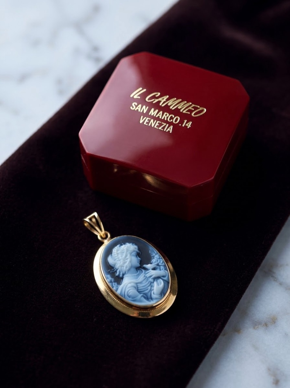 Authentic Italian 18k gold blue agate cameo pendant, 750